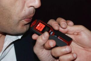 Valenza, alla guida senza patente e in stato di ebbrezza