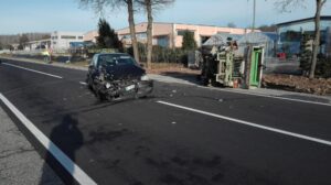 Auto contro mezzo Amv, tre feriti