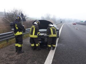 Principio di incendio a un’auto. Pompieri in autostrada