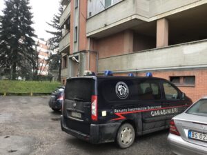 Morte Ambra, perquisizione  in atto in un appartamento di via Volta