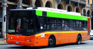 «Bus aperti in corsa e pietre: autisti preoccupati»