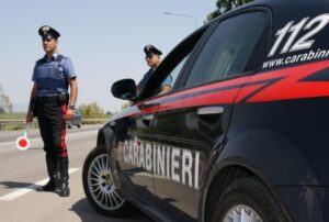 Il serramentista non finisce i lavori e il cliente gli prende gli arnesi del mestiere