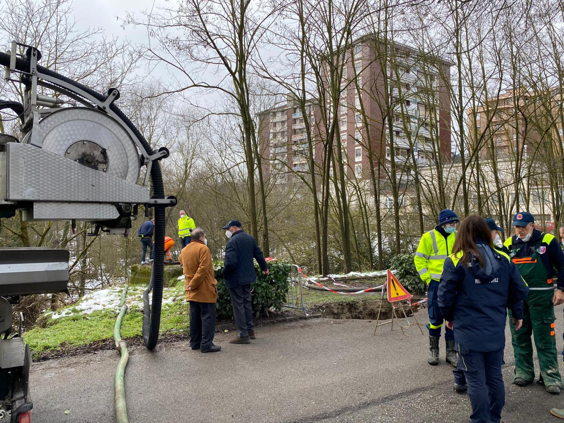 Valenza: in Via Banda Lenti cede la strada, cambia la viabilità