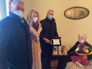 Auguri a ‘nonna Elena’, centenaria di Monte