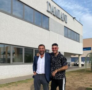 Emis Killa a Valenza: ieri un ospite d’eccezione per il Gruppo Damiani