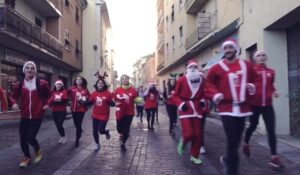 Valenza, la Corsa dei Babbi Natale al via