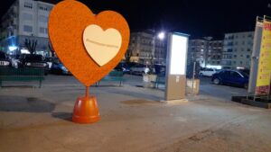 Per San Valentino i commercianti di Valenza ‘si colorano’