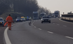 Incidente mortale sulla A26: investito un camionista