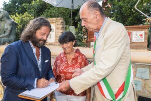 Alassio, Guido Damiani firma una ‘piastrella’