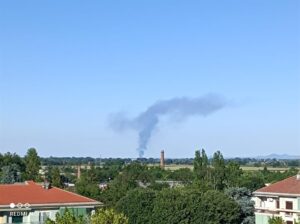 Incendio a Voghera: la colonna nera di fumo visibile anche nell’alessandrino