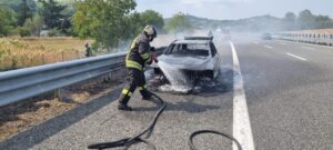 Auto in fiamme sull’A26, l’allarme di un automobilista