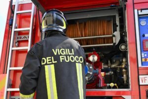 Valenza, si scalda con un braciere in casa e si sente male
