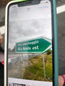 «Aiutatemi a trovare i tre giovani che mi hanno salvato la vita»