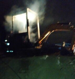 San Salvatore: escavatore in fiamme in serata