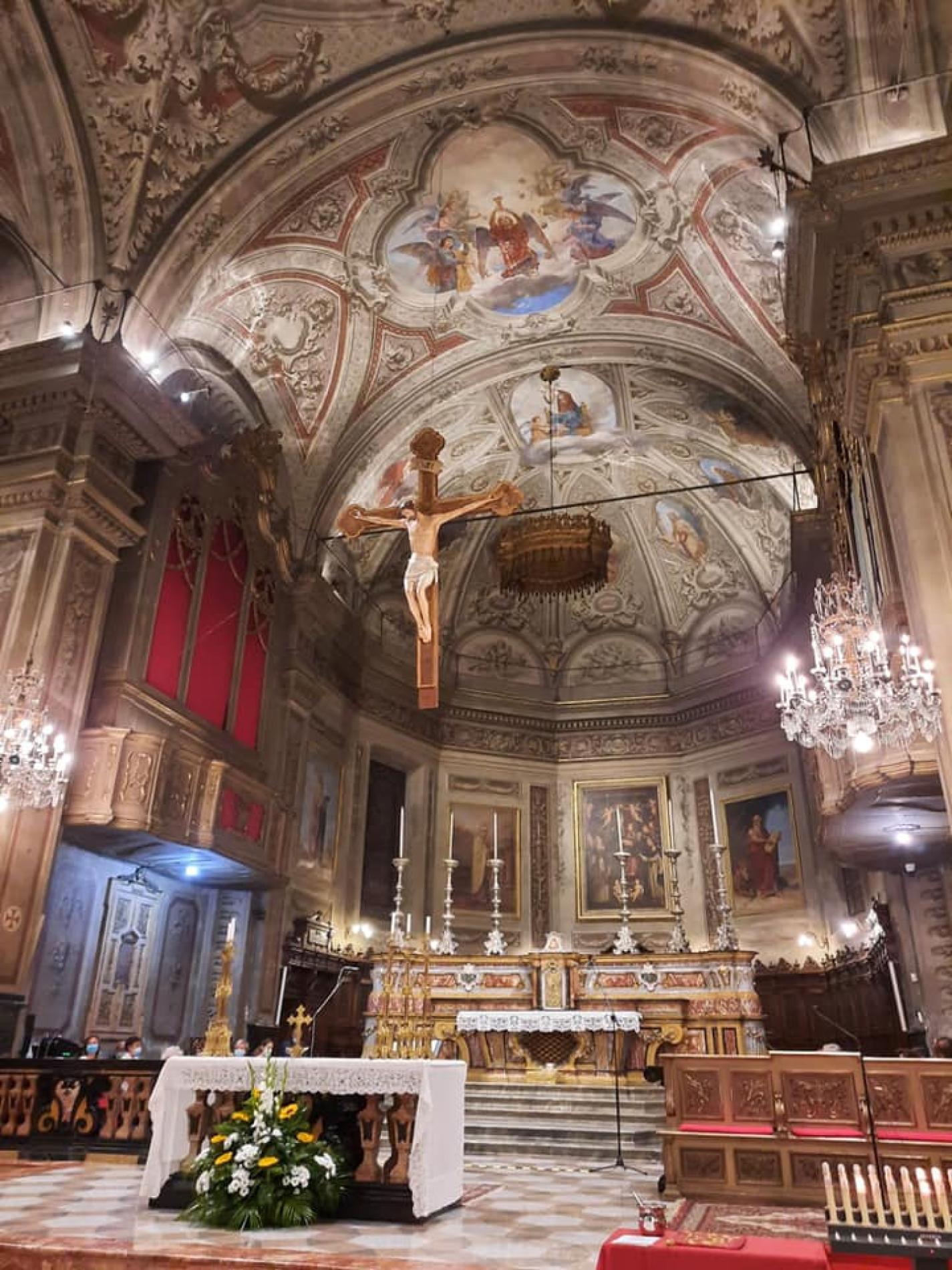 Il vescovo Gallese in Duomo a Valenza per i restauri di altari e crocifisso