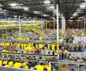 In tanti per un posto in Amazon: “pagano e prendono a tutte le età”