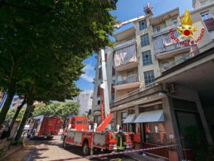 Valenza: 200 metri quadrati di tetto in fiamme