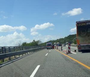 Incidente sull’A26 nella zona del cantiere