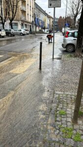 Valenza, grande perdita d’acqua in viale Dante: i disagi