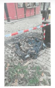 Tre minori denunciati per aver dato fuoco a lampione e cassonetto