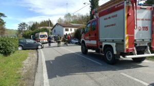 Valmadonna: scontro frontale tra 2 auto, strada chiusa per i soccorsi