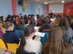 Cellini: successo per lo show plurilingue “A Natale puoi, ma anche no”