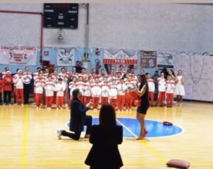 A Valenza saggio di Natale con proposta di matrimonio a sorpresa