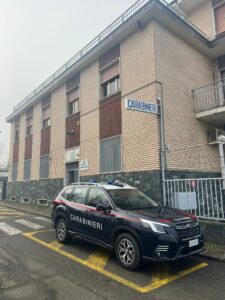 Pusher tradito dallo smartphone: arrestato con mezzo chilo di marijuana