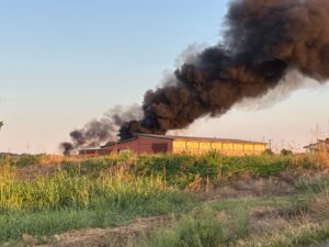 Giarole: incendio al capannone agricolo, la colonna di fumo visibile da km