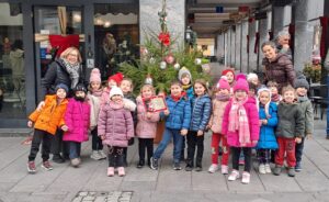 Valenza, gli alberi di Natale decorati dai bambini