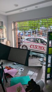 Valenza, auto-ariete contro la gioielleria. Gli allarmi fanno fuggire i banditi